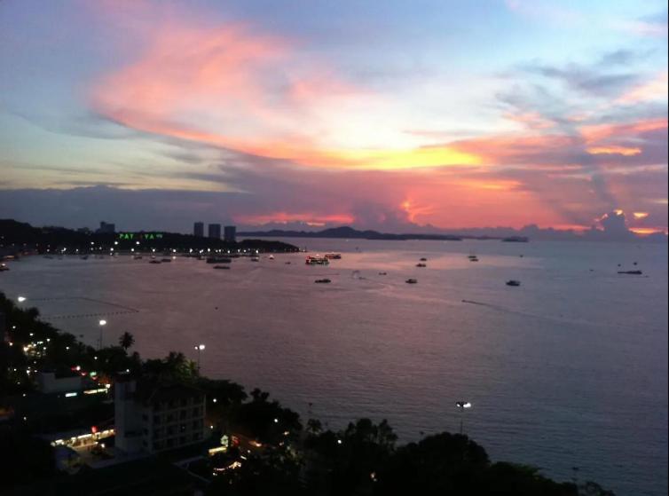 Central Pattaya - Sea View Large Balcony Condo With Infinity Pool Exterior photo